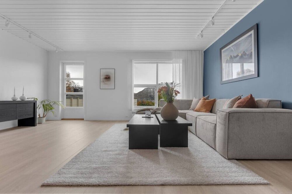 Northstay - Tromsø Terrace, Free Parking, Two bathrooms, Sleeps 8 - Tromso