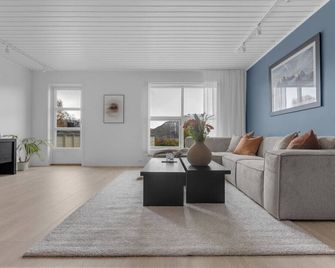 Northstay - Tromsø Terrace, Free Parking, Two bathrooms, Sleeps 8 - Tromsø