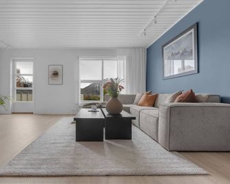 Northstay - Tromsø Terrace, Free Parking, Two bathrooms, Sleeps 8 - Tromso