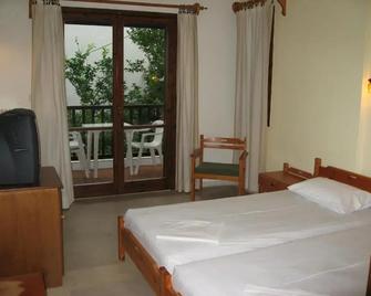Hotel Maro - Agios Ioannis - Schlafzimmer