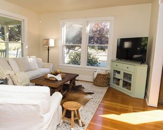 Beautiful Chico Farmhouse. Room for All!!! - Chico - Sala de estar