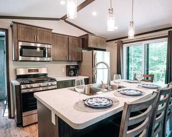 Great Blue Resorts-Bellmere Winds Golf Resort - Keene - Kitchen