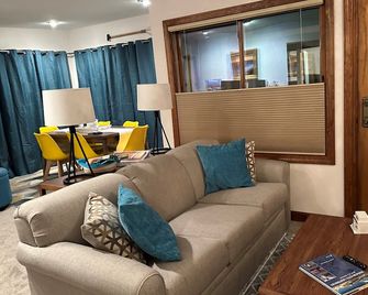 Cozy cottage on Great Neck, easy walk to Pavilion Beach! - Ipswich - Living room