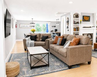 Summer Winterland Retreat: 3 Dogshot Tubboyneschusscharlevoixskiing - East Jordan - Living room