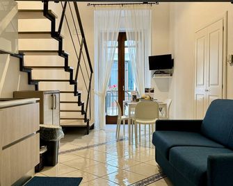 Elegant apartment in the heart of Amalfi, just steps from the sea and mountains - Amalfi - Living room