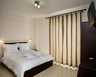 RG Status Hotel - Paralia - חדר שינה