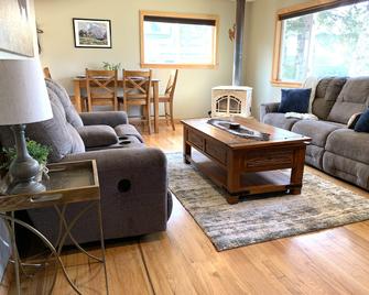 Enjoy a stay at the private, newly-listed Cowboy Cottage in Dayton, Wyoming. - Dayton - Sala de estar