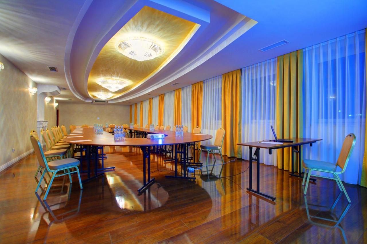 Hotel Holiday Park thumbnail 3