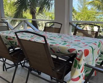Gorgeous cottage apartment overlooking Cocoa Bay , fast Starlink internet - Green Turtle Cay - Balkon