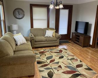 Duplex Apartment Walking Distance to Downtown Wyandotte - Wyandotte - Living room