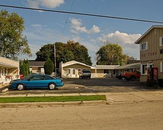 Inn Town Motel - Waupun