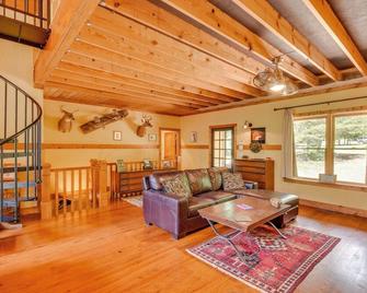 Dog-Friendly Lavonia Home with Dock and Lake Access - Lavonia - Living room