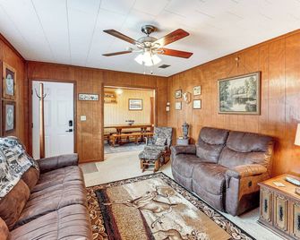 Hunters Hideaway in Hazen w/ Yard: Dogs Welcome! - Hazen - Living room
