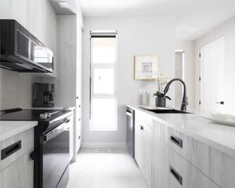 Sunrise Ridge seaside escape - Parksville - Kitchen