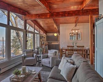 Seneca Falls Cottage on Cayuga Lake Wine Trail! - Seneca Falls - Living room
