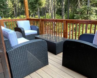 Cozy, newly constructed luxury cabin with deck & forest views, private setting. - Leavenworth - Balcon