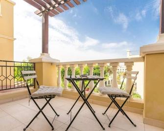Relaxing villa escape - garden & pool near beach - Ras al-Chajma - Balkon
