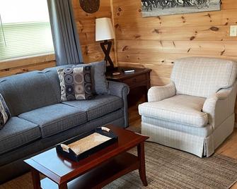 Moore Road Cabin 2 Pet Friendly Equestrian Delight - Tryon - Living room
