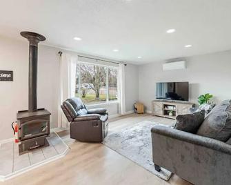The Homey House close to Everything! - Olympia - Living room
