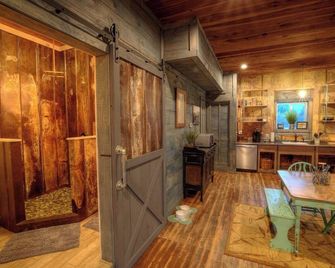 Lofts Over Main~ Chattooga Studio - Walhalla - Comedor