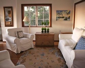 Monthly Booking - Ocean View French Country Cottage, Charming & Tranquil, Beach! - Carmel-by-the-Sea - Living room