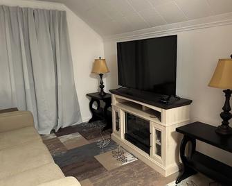 Charming 1-bedroom apartment with AC, WiFi in beautiful Fairport - Fairport - Phòng khách