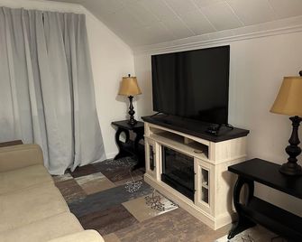 Charming 1-bedroom apartment with AC, WiFi in beautiful Fairport - فايربورت - غرفة معيشة