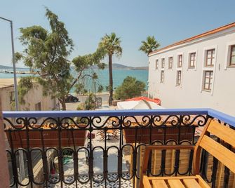 Deniz Önü Guesthouse - Ayvalik - Balcony