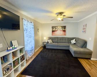 Homey Townhouse Near Lake & Sports Complex - Guntersville - Living room