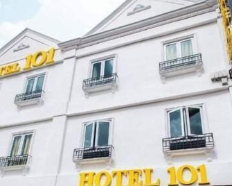 Hotel 101 Ulu Tiram - Ulu Tiram - Building