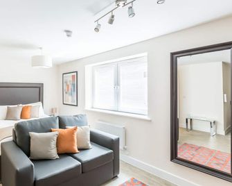 Central Gate Apartments by House of Fisher - Newbury - Oturma odası