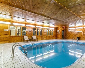 Quality Inn & Suites Eau Claire University Area - Eau Claire - Pileta
