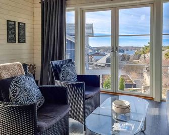 Lovely Home In Tanumshede With Kitchen - Tanumshede - Balcony