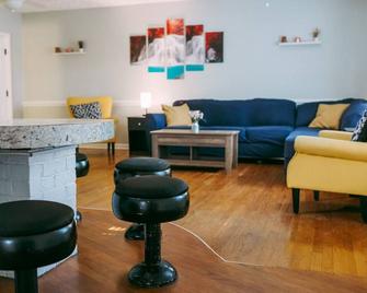 6 BR Home near Football Stadium! - Greenville - Living room