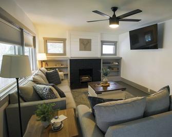 Newly renovated farmhouse! - Logan - Wohnzimmer