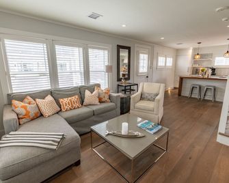 Luxurious Harbor View 'Lilly' Cottage! Walk & Bike To Everything! - Nantucket - Living room