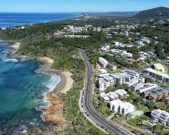 Coolum Beach - Beachside Dream - 3 B/R, 2 Bath Zf6 - Coolum Beach - Building