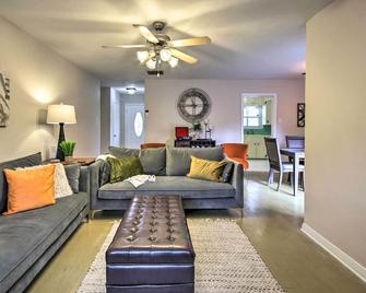 Lovely Tomball Home Less Than 1 Mi to Dtwn and Pool Access! - Tomball - Living room