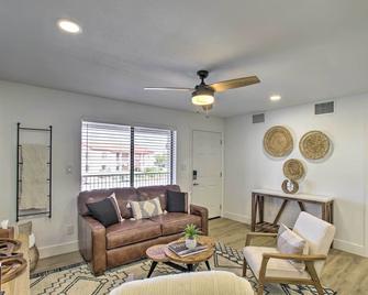 Pool Access Mtn-View Condo in Apache Junction! - Apache Junction - Living room