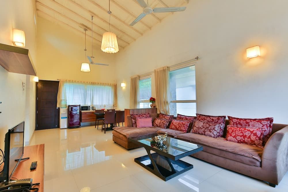 راينفوريست ريزورت آند سبا، إجاتبوري -ناتشرز لاكشري أوايتس