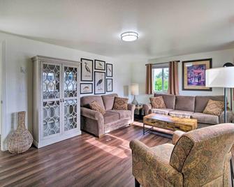 North Bend Home with Cornhole Court and Putting Green - North Bend - Living room