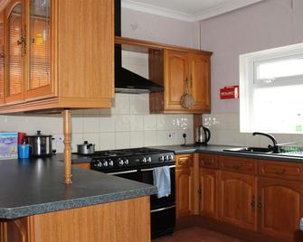 Napier Town House - Self Catering - Guesthouse Style - Twin and Double Rooms - Workington - Κουζίνα