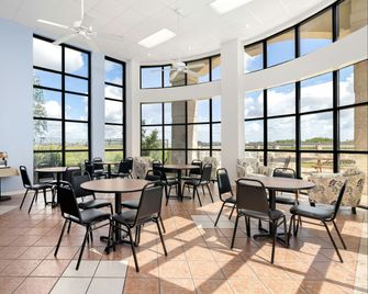 Victoria Palms Inn & Suites - Donna - Lobby