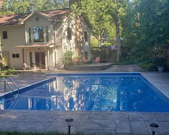 Large Executive Home. Near all highways.15 min to airport, base and downtown. - North Little Rock - Pool
