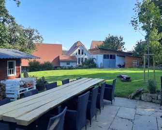 Modern vacation apartment 'Tanzsaal' Living in a listed half-timbered house - Sinsheim - Innenhof