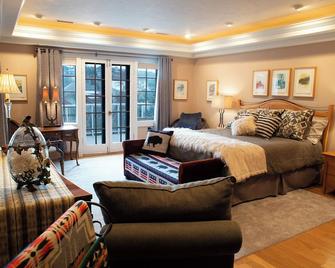 Historical home located in downtown Pendleton's eight block sites and eateries. - Pendleton - Living room