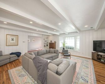 Welcome to Twin Oaks Oasis - Midland - Living room