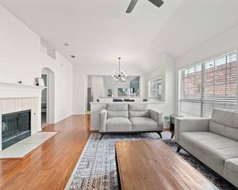 Dallas Rare find, Free Wi-Fi, Long Stay discount - The Colony - Living room