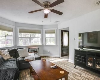Less Than 1 Mi to Downtown Conroe Charming Apartment - Conroe - Вітальня