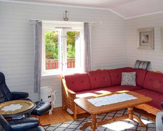 Pet Friendly Home In Straumsjøen - Bø i Vesterålen - Living room